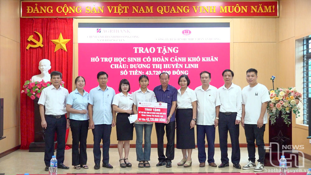 Trao 43,7 triệu đồng tiếp sức cho nữ sinh mồ côi vượt khó ở Sông Công