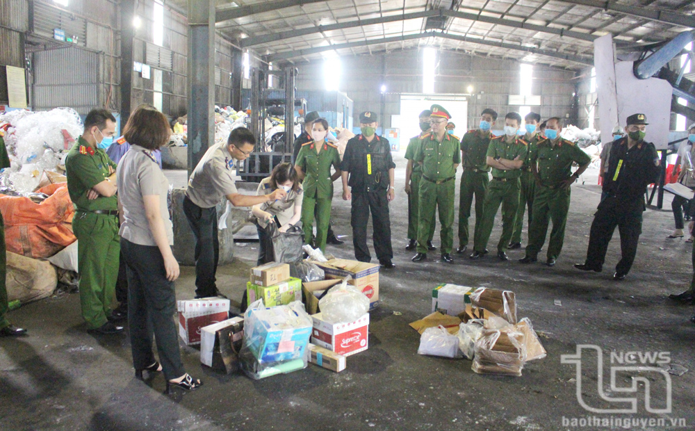 Cơ quan chức năng kểm tra vật chứng trước khi tiêu hủy.