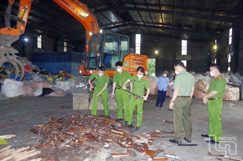 Công an tỉnh tiêu hủy số vũ khí, vật liệu nổ, công cụ hỗ trợ thu giữ.