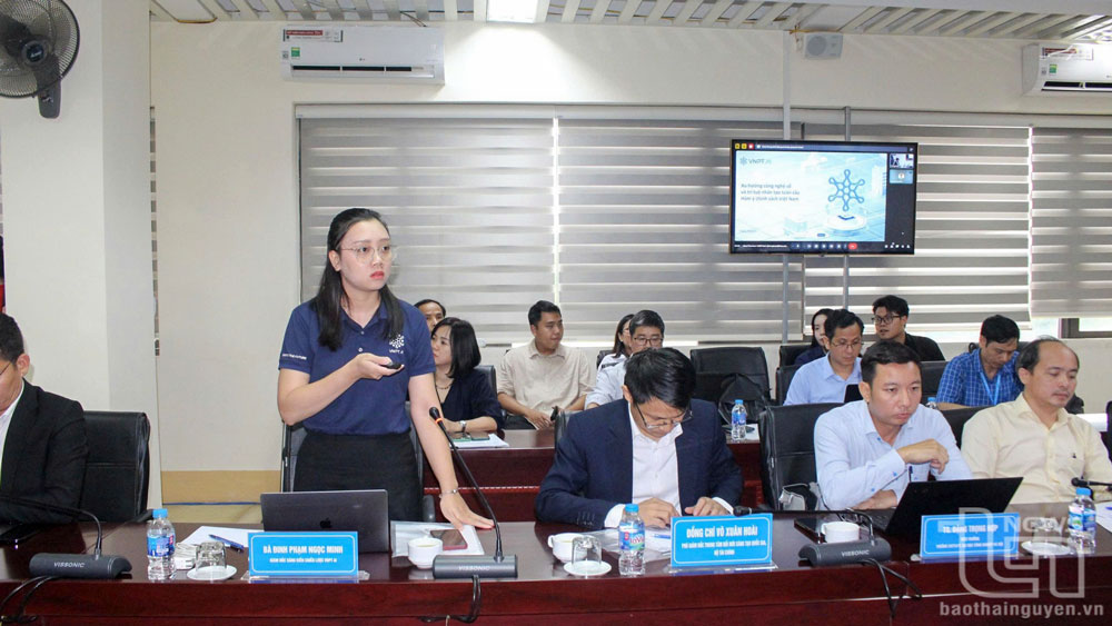 Đại biểu trình bày tham luận tại Tọa đàm.