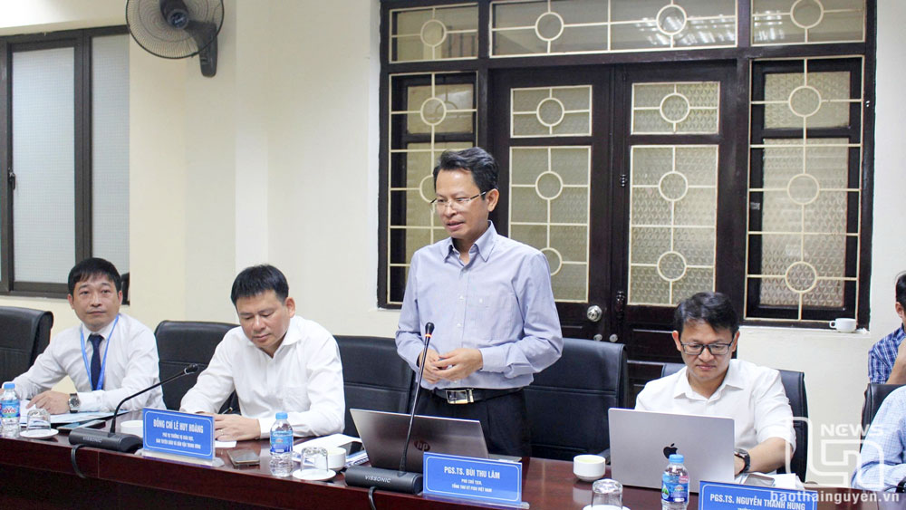Đại biểu trình bày tham luận tại Tọa đàm.