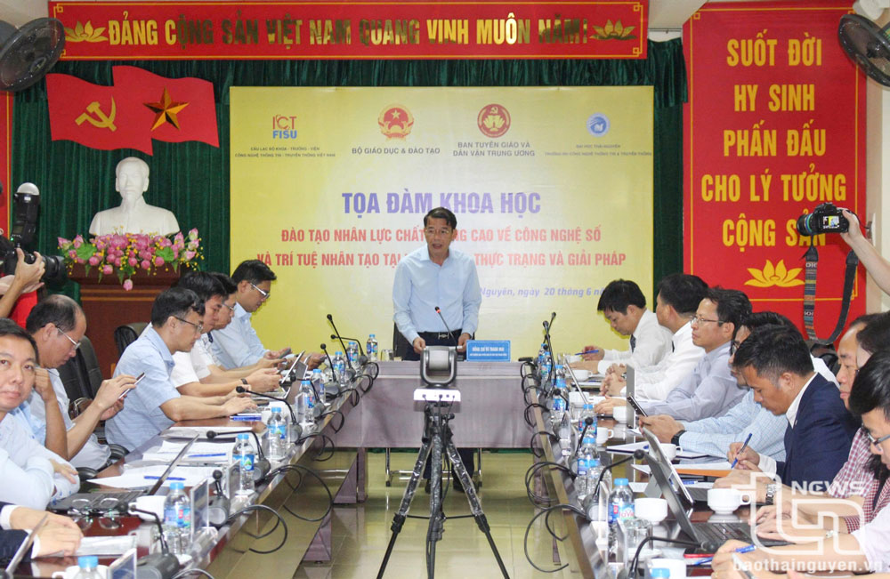 Đồng chí Vũ Thanh Mai, Phó Trưởng Ban Tuyên giáo và Dân vận Trung ương, chủ trì tọa đàm khoa học với chủ đề “Đào tạo nguồn nhân lực chất lượng cao trong lĩnh vực công nghệ số và trí tuệ nhân tạo: Thực trạng và giải pháp đột phá”.