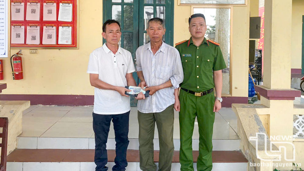 Trả lại gần 5 triệu đồng cho người đánh rơi