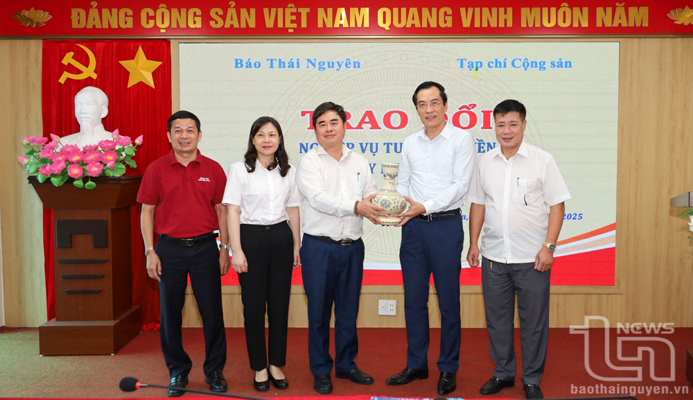 Đại diện Bộ Biên tập Tạp chí Cộng sản tặng quà lưu niệm cho Báo Thái Nguyên.