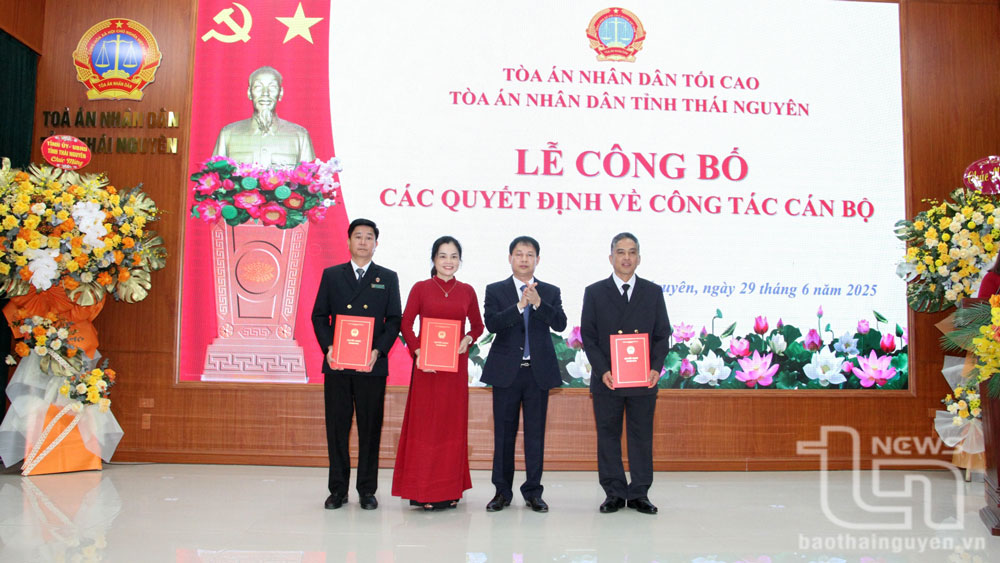 Trao quyết định bổ nhiệm lãnh đạo Tòa án nhân dân tỉnh Thái Nguyên mới