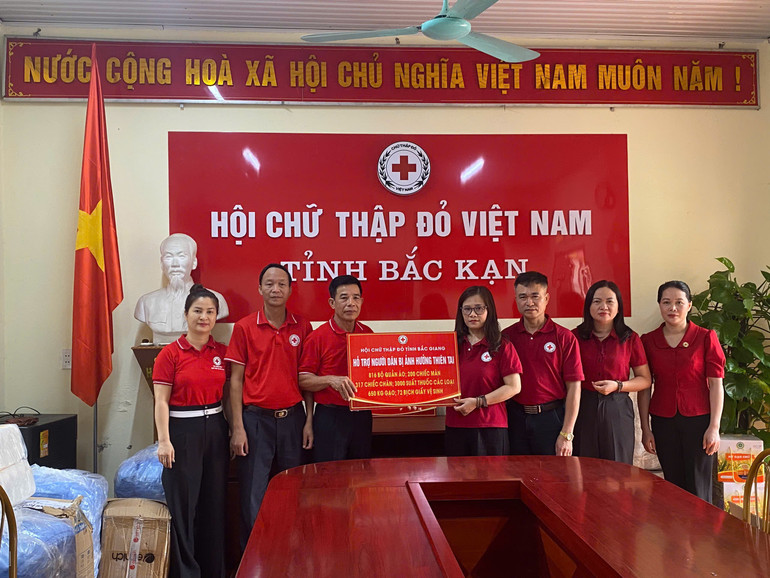 Hội Chữ thập đỏ tỉnh Bắc Giang trao biểu trưng giá trị nhu yếu phẩm hỗ trợ người dân bị ảnh hưởng bởi thiên tai.