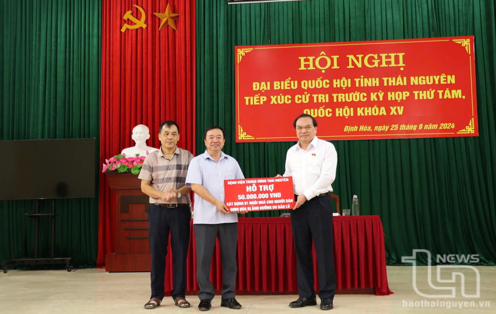 PGS.TS. Nguyễn Công Hoàng, đại biểu Quốc hội khóa XV, Bí thư Đảng ủy, Giám đốc Bệnh viện Trung ương Thái Nguyên trao tặng ngôi nhà nhân ái cho người dân Định Hóa bị ảnh hưởng bởi hoàn lưu cơn bão Yagi hồi tháng 9-2024.