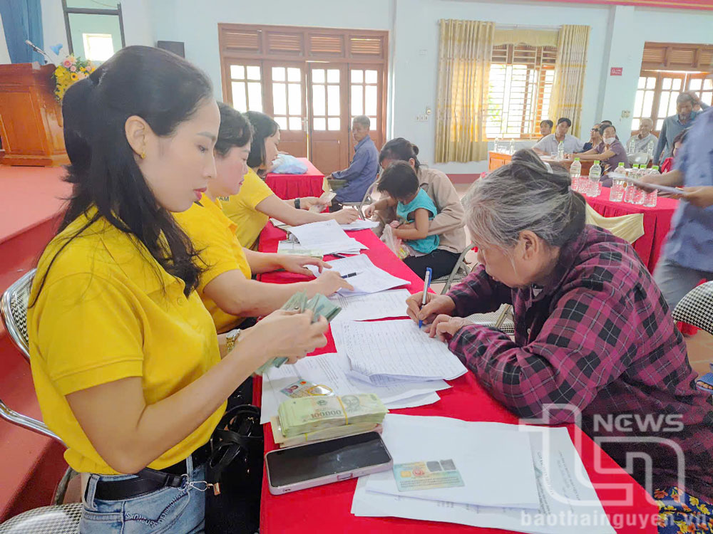 Các hộ dân 3 xã Thượng Đình, Nhã Lộng, Đào Xá nhận tiền hỗ trợ khắc phục bão số 3.