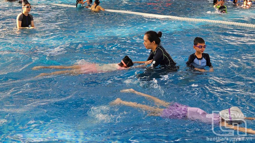 Bơi lội là kỹ năng sống thiết yếu mà trẻ cần được rèn luyện.