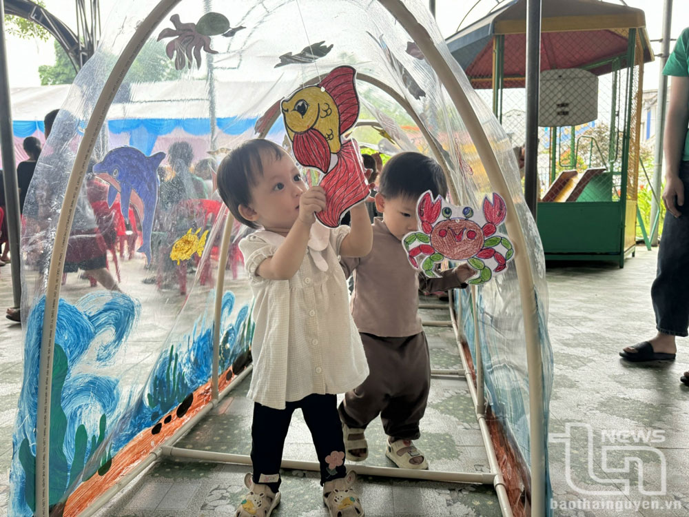Nhà trường đầu tư mua sắm nhiều thiết bị cho trẻ em vui chơi.