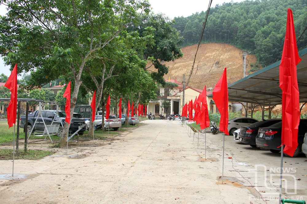 Các băng rôn, khẩu hiệu, cờ đỏ trang trí thể hiện niềm tin tưởng, kỳ vọng vào hoạt động của bộ máy chính quyền địa phương hai cấp tỉnh Thái Nguyên mới hoạt động hiệu lực hiệu quả được treo ở nhiều con đường, tuyến phố, trụ sở các xã, phường mới.