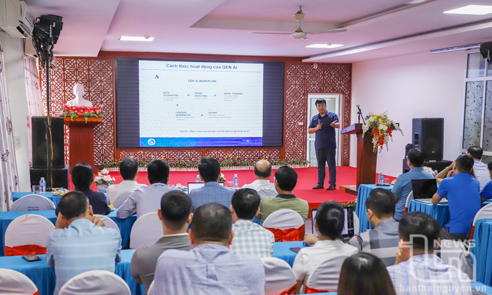 Chuyên gia về AI đến từ Trường Đại học Công nghệ thông tin và Truyền thông (Đại học Thái Nguyên) truyền đạt cho học viên nhiều nội dung về ứng dụng trí tuệ nhân tạo.