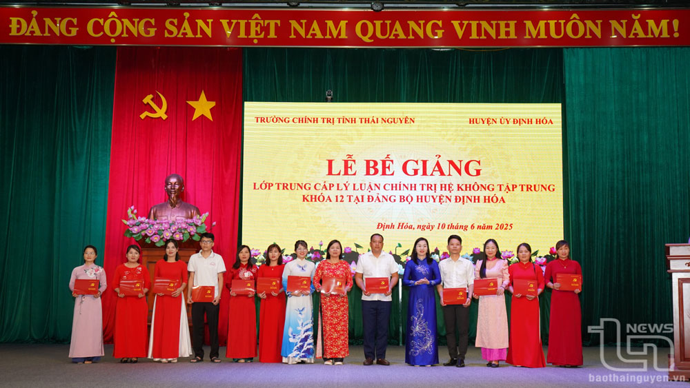 Định Hóa: 74 học viên được trao bằng Trung cấp Lý luận chính trị hành chính