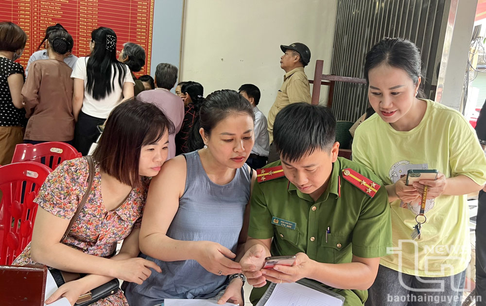 Công an phường Tân Thịnh (TP. Thái Nguyên) hướng dẫn người dân sử dụng tài khoản định danh VNeID mức độ 2 để sử dụng dịch vụ công và góp ý vào Dự thảo sửa đổi Hiến pháp.