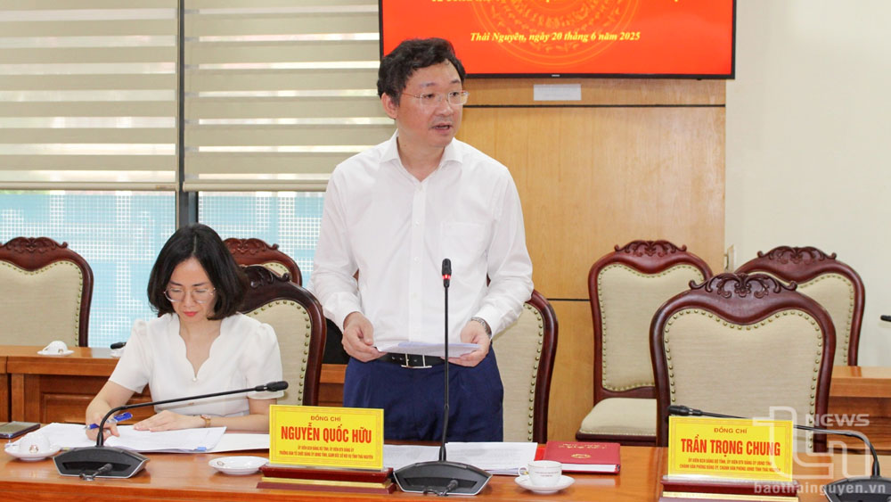 Đồng chí Nguyễn Quốc Hữu, Trưởng Ban Tổ chức Đảng ủy UBND tỉnh, Giám đốc Sở Nội vụ Thái Nguyên thông qua dự thảo phương án nhân sự Đảng ủy UBND tỉnh.