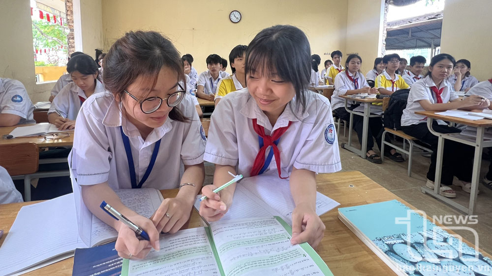 Gần 440 học sinh trúng tuyển vào lớp 6 Trường THCS Chu Văn An và THCS Chùa Hang II