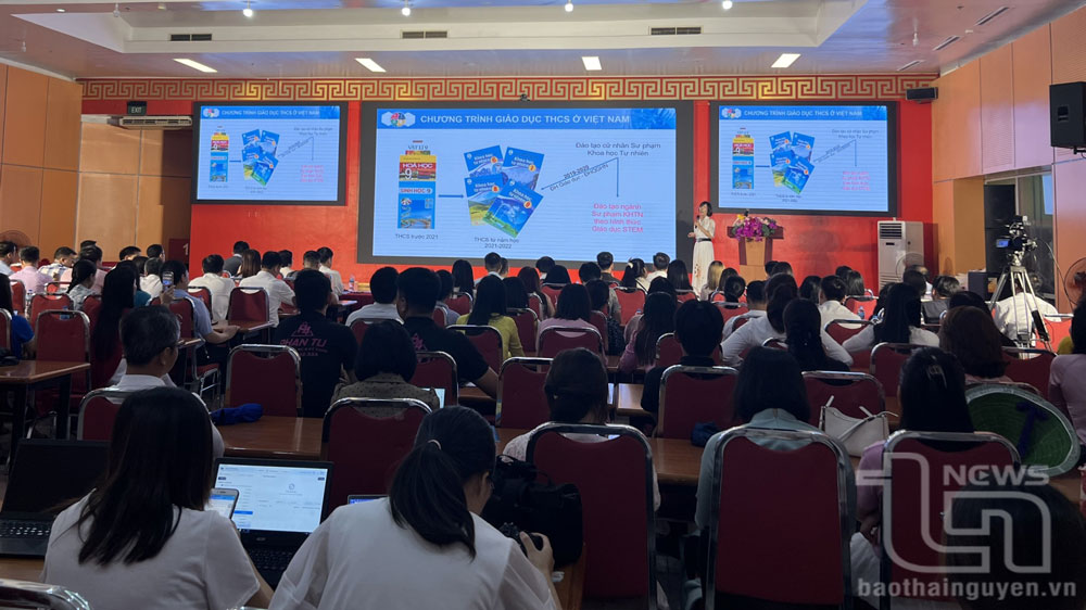 Giảng viên Trường Đại học Khoa học (Đại học Thái Nguyên) giới thiệu chương trình đào tạo mới.
