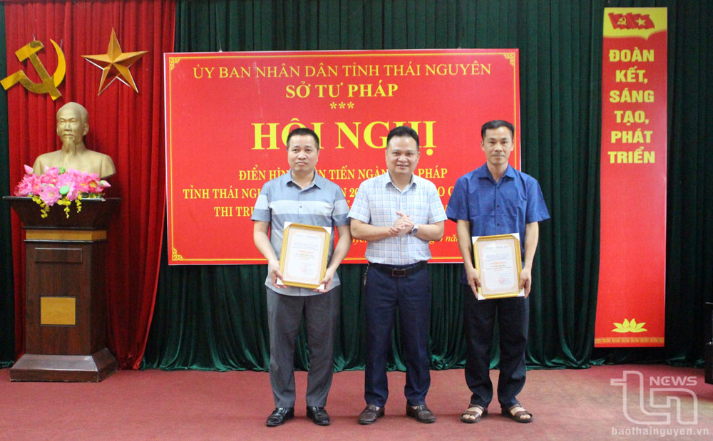 Ban Tổ chức trao giải cho cá nhân đoạt giải Cuộc thi trực tuyến “Tìm hiểu Luật Phòng cháy, chữa cháy và cứu nạn, cứu hộ năm 2024”.