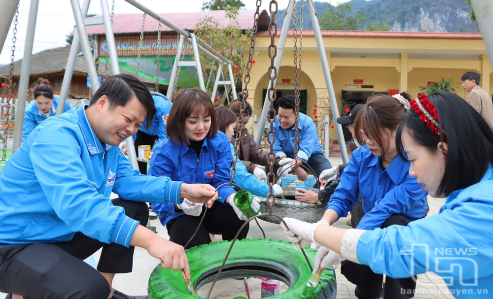 Huyện đoàn Võ Nhai tổ chức nhiều chương trình, hoạt động tình nguyện, đặc biệt quan tâm nâng cao đời sống vật chất, tinh thần cho người yếu thế, trẻ em.