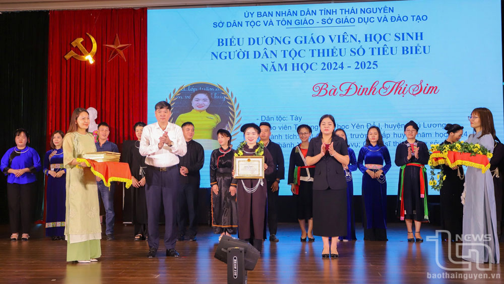 Đồng chí Nguyễn Thị Loan, Phó Chủ tịch UBND tỉnh trao khen thưởng cho giáo viên người dân tộc thiểu số có thành tích xuất sắc năm học 2024-2025.
