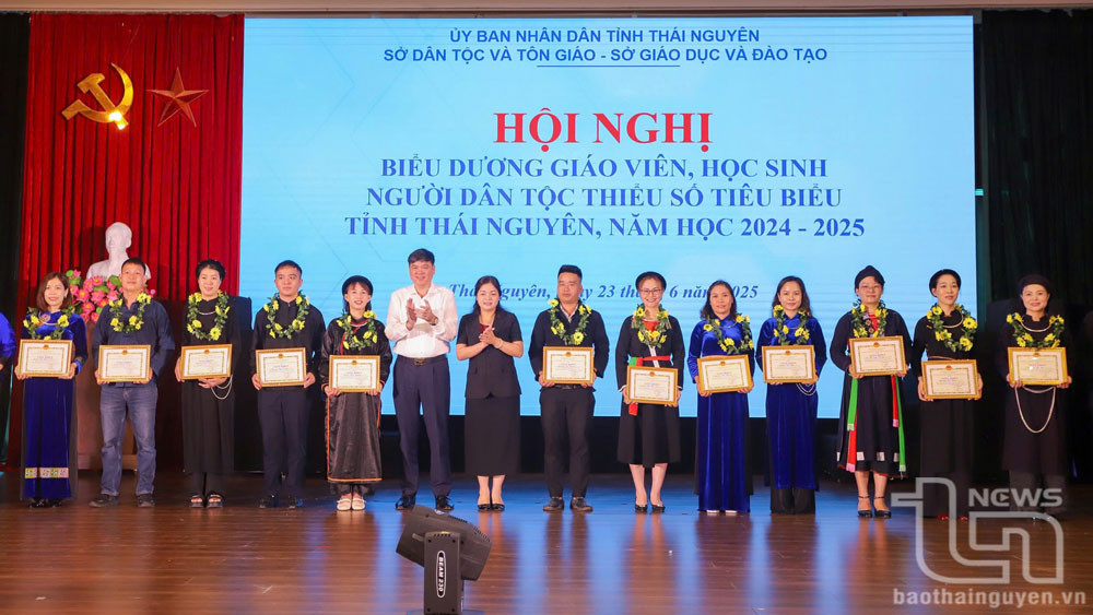 Đồng chí Nguyễn Thị Loan, Phó Chủ tịch UBND tỉnh trao khen thưởng cho giáo viên người dân tộc thiểu số có thành tích xuất sắc năm học 2024-2025.