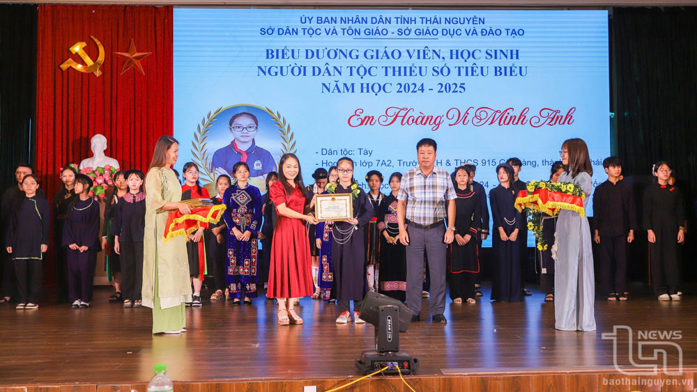 Đại diện lãnh đạo Sở Dân tộc & Tôn giáo; Sở Giáo dục & Đào tạo trao khen thưởng cho học sinh có thành tích xuất sắc năm học 2024-2025.