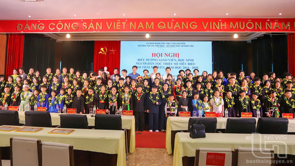Các đại biểu là giáo viên và học sinh chụp ảnh lưu niệm tại Hội nghị.