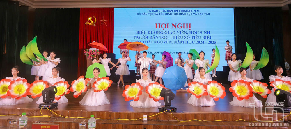 Tiết mục văn nghệ của học sinh dân tộc thiểu số tỉnh Thái Nguyên tại Hội nghị.