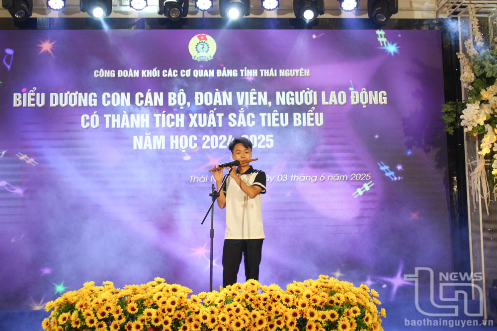 Tiết mục thổi sáo của một học sinh - đại biểu được tuyên dương tại chương trình.
