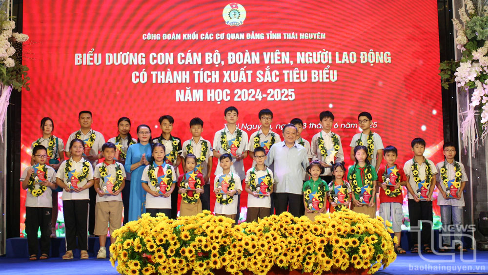 Tuyên dương 72 học sinh, sinh viên có thành tích xuất sắc tiêu biểu