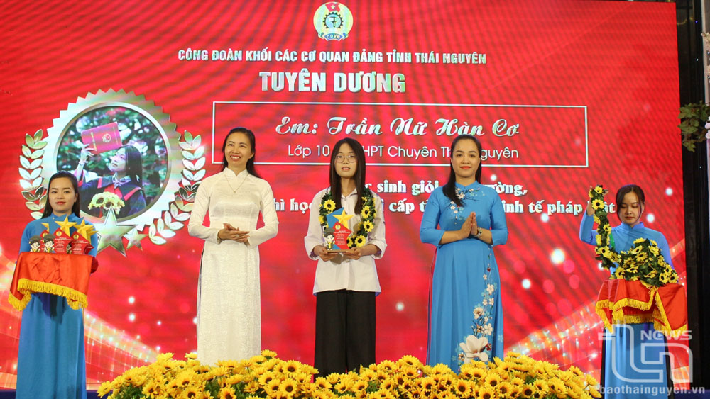 Ban Tổ chức chương trình vinh danh, khen thưởng học sinh xuất sắc, tiêu biểu bậc THPT.