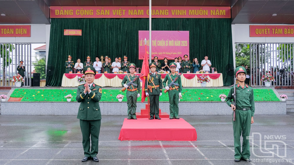Chiến sĩ mới nhận súng từ Trung đoàn trưởng Trung đoàn 832.