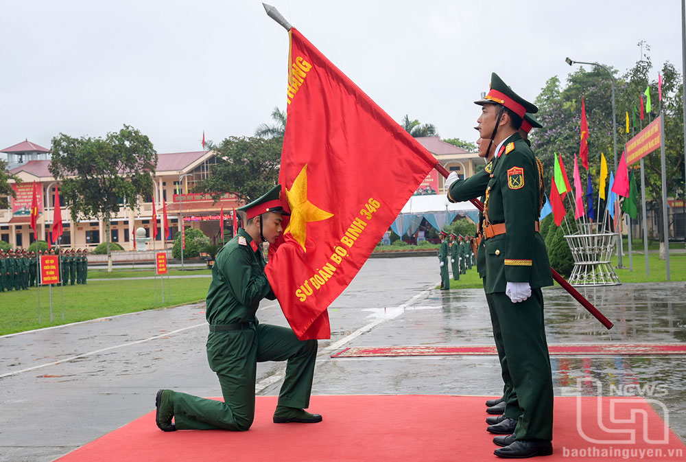 Chiến sĩ mới Trung đoàn 246, Sư đoàn 346, Quân khu 1 thực hiện nghi lễ hôn Quân kỳ Quyết thắng.