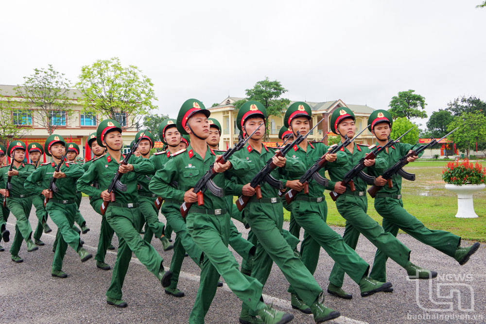 Chiến sĩ mới tự tin trong hàng quân bước qua lễ đài.