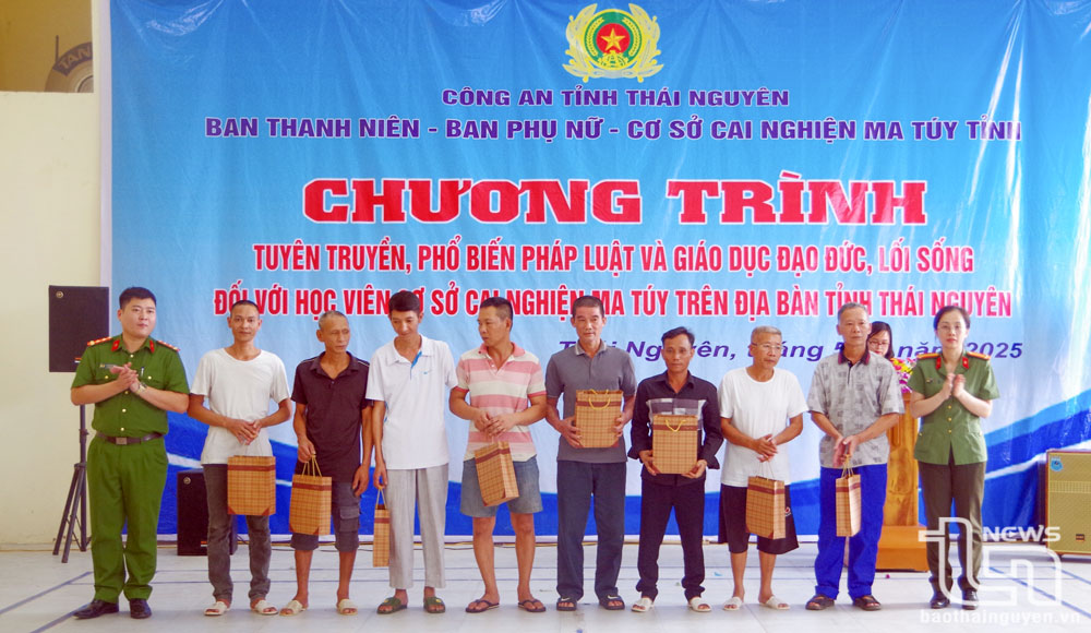Cán bộ Công an tỉnh tặng quà các học viên cai nghiện ma túy có hoàn cảnh khó khăn.
