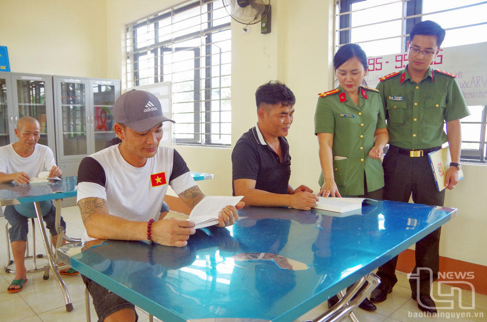 Trao đổi, nâng cao văn hóa đọc sách cho các học viên.