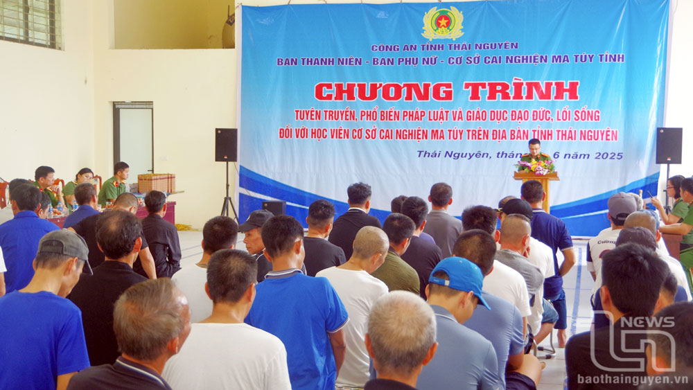 Báo cáo viên Phòng Cảnh sát điều tra tội phạm về ma túy (Công an tỉnh) tuyên truyền cho các học viên tại cơ sở cai nghiện ma túy ở huyện Phú Bình.