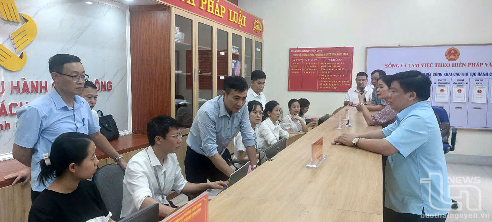 Cán bộ phường Bách Quang kiểm tra việc vận hành thử nghiệm hoạt động của Trung tâm Phục vụ hành chính công.