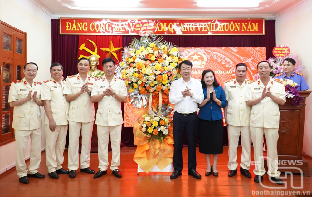 Lãnh đạo tỉnh Thái Nguyên chúc mừng các đồng chí được bổ nhiệm.