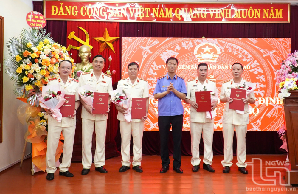 Lãnh đạo Viện Kiểm sát nhân dân tối cao trao quyết định bổ nhiệm cho các đồng chí Viện phó Viện Kiểm sát nhân dân tỉnh Thái Nguyên sau sáp nhập.