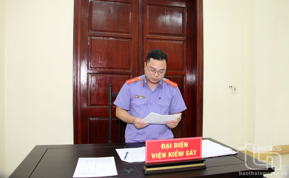 Đại diện Viện Kiểm sát nhân dân TP. Thái Nguyên công bố cáo trạng.