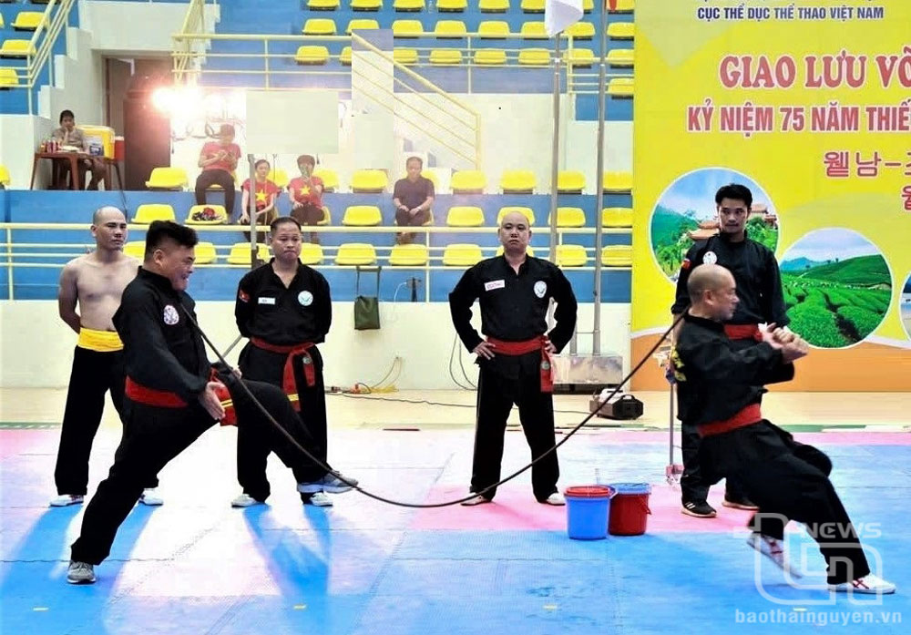 Các võ sư sử dùng gáy và yết hầu bẻ cong thanh thép.
