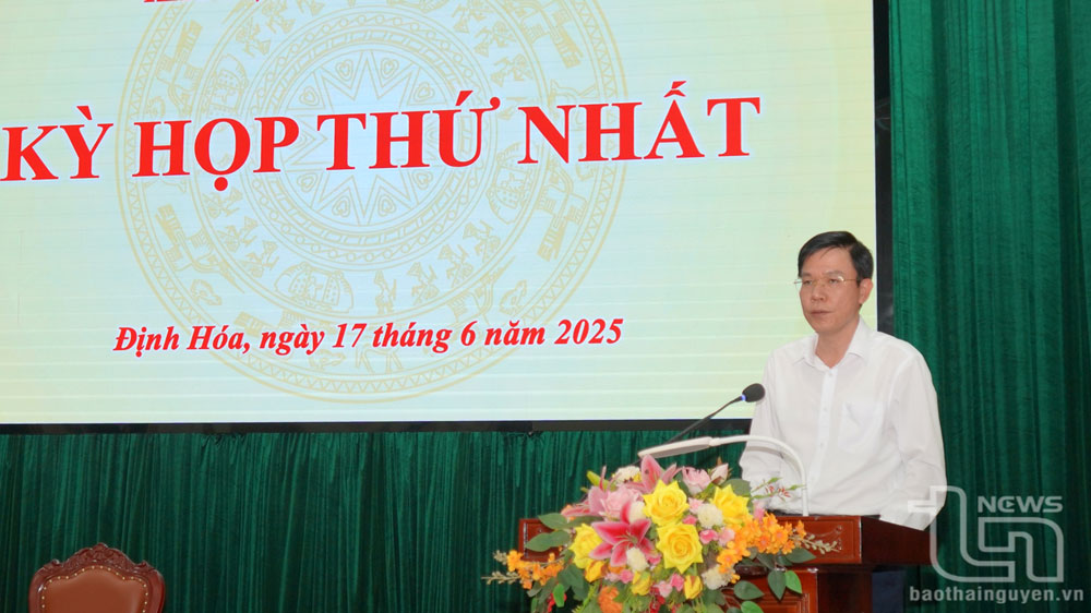 Đồng chí Dương Văn Tiến, Ủy viên Ban Thường vụ Tỉnh ủy, Chủ tịch Ủy ban MTTQ tỉnh, phát biểu chỉ đạo tại kỳ họp thứ nhất của HĐND xã Định Hóa.