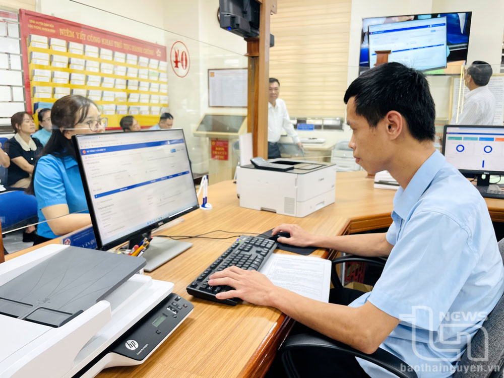 Công chức tại Trung tâm Phục vụ hành chính công xã Định Hóa vận hành thử nghiệm việc giải quyết thủ tục hành chính cho người dân trên hệ thống mới.