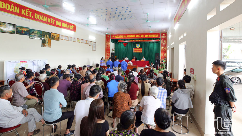 Phiên tòa thu hút đông đảo người dân đến theo dõi.