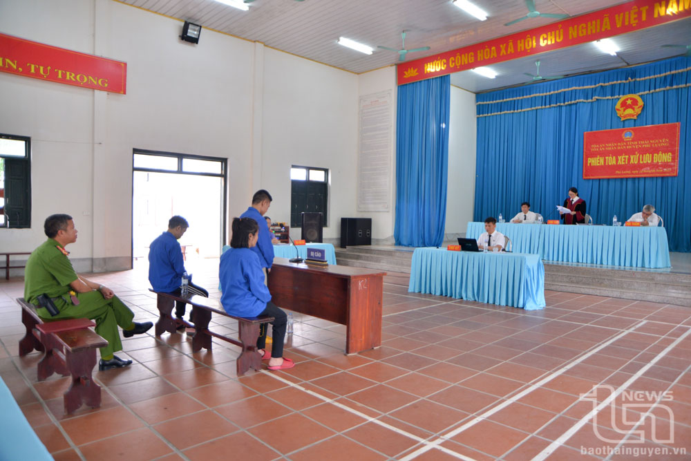Các bị cáo nghe tòa tuyên phạt.