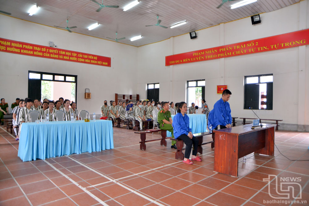 Các bị cáo tại phiên xét xử lưu động.