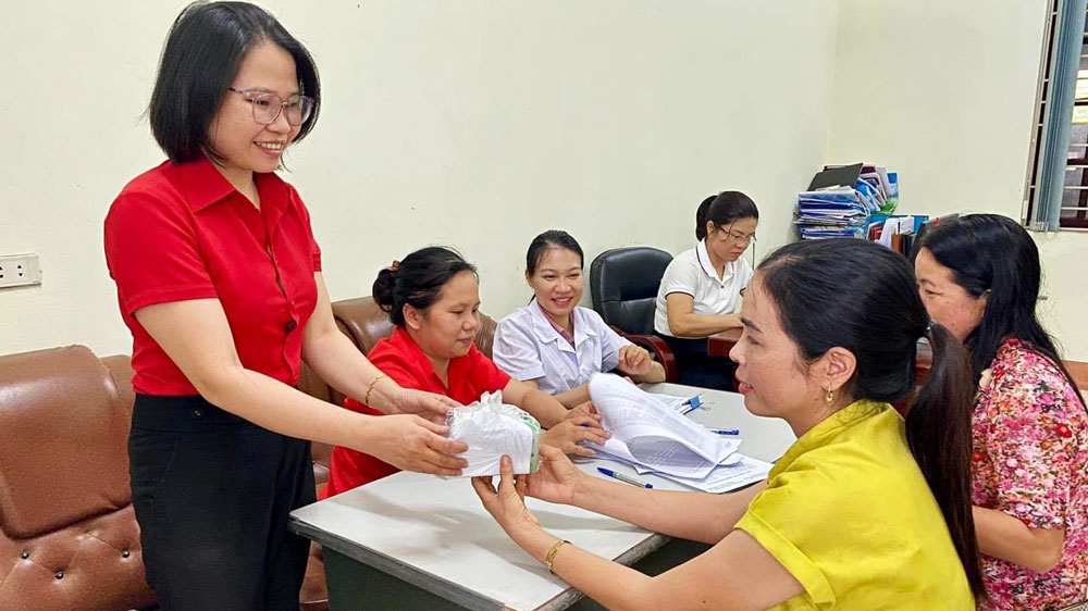 Phú Bình: Khám, cấp thuốc miễn phí cho người lao động