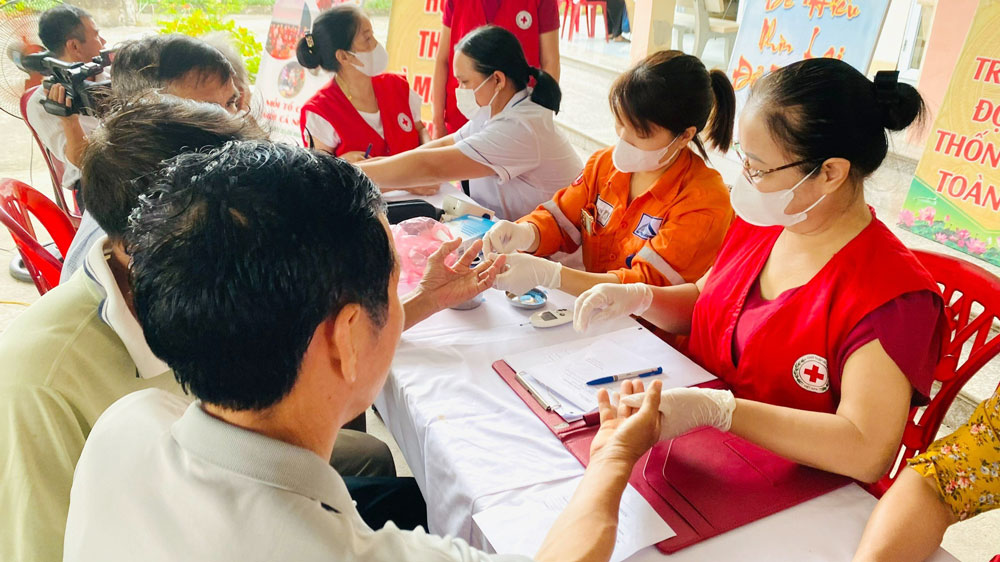 Các y, bác sĩ thăm khám và cấp phát thuốc cho các đối tượng chính sách tại xã Phục Linh.