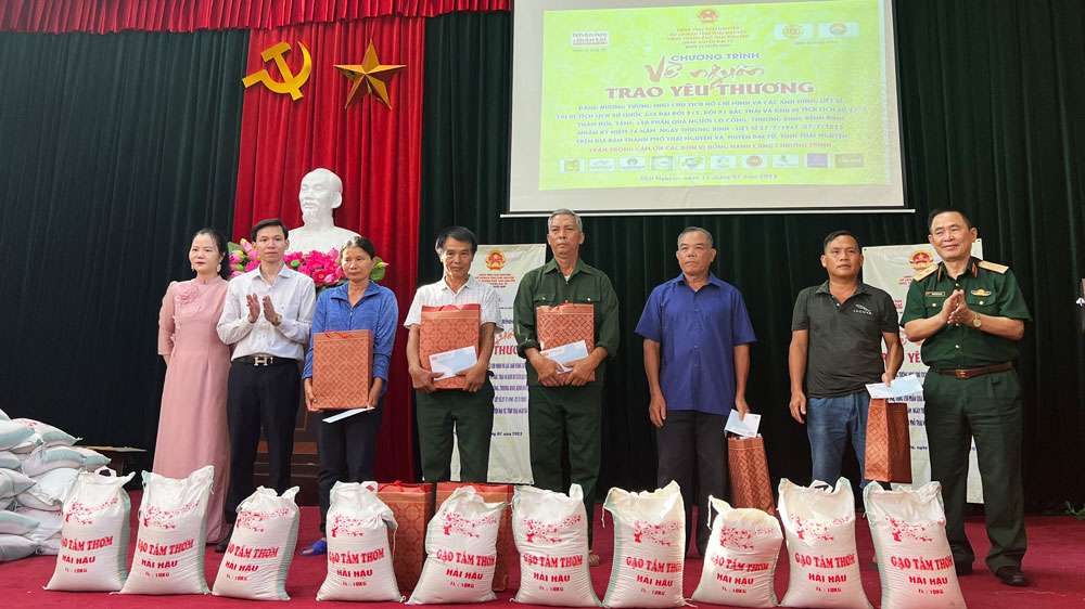 Tặng quà người có công tại huyện Đại Từ